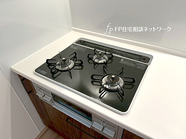 【3口ガスコンロ】慣れている方も多く、火力が目に見えるため、使いやすいという方も多い、3口のガスコンロ仕様です。新生活に伴い、鍋を買い換える必要がない世帯も多く、使い慣れた道具をそのまま使えます。