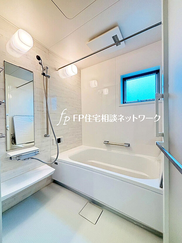 【フルオートバス】ワンタッチでお湯張りや保温が可能なフルオートバス。いつでも快適に入浴が出来ます。仕事や塾などパパやお子様の入浴時間が異なる家でも、保温機能でいつでも快適に入浴が可能です。