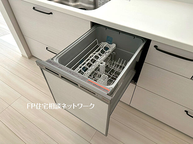 【食器洗浄乾燥機】手間をかけずに食後の後片付けができる食器洗浄乾燥機。食器の出し入れがスムーズなスライドタイプ。高温で洗うのでしつこい油よごれもすっきり落ち、除菌もできます。また手洗よりも節水でき、節約にもなります。
