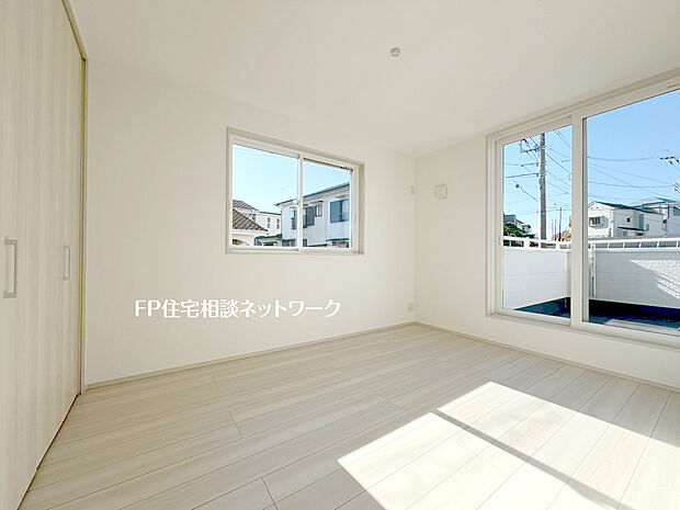 【バルコニーに面した明るい主寝室】2面採光でお部屋の隅々まで明るい印象の居室。バルコニーにも出られて、爽やかな風をたっぷりと取り込めます。