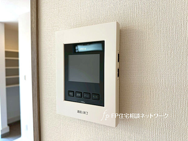 【ＴＶモニター付きインターフォン】来訪者を目で確認できるＴＶモニター付きインターホン。直接顔を会わせなくてもインターホン越しに会話することができます。人と対面するのに注意が必要なこの時代に必要な設備です。