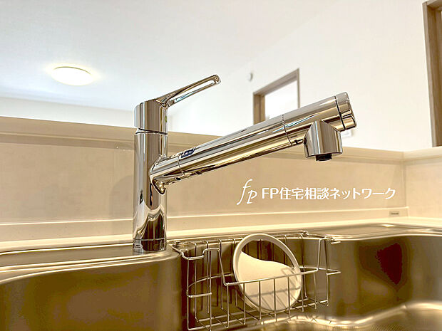 【浄水器】スタイリッシュな、浄水器一体型水栓です。水栓にシャワーホースと浄水器を内蔵し、カルキ臭など軽減。シャワーヘッドを引き出すことで、広いシンクのお手入れもラクラク。