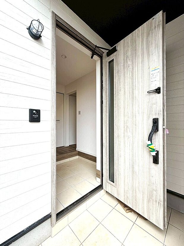 【玄関 電子錠】玄関には最新の電子錠を採用。荷物で手がふさがっている時や、家族の出入りが多いご家庭でも快適に使え、防犯性にも優れているため、安心して暮らせる住環境を提供します。