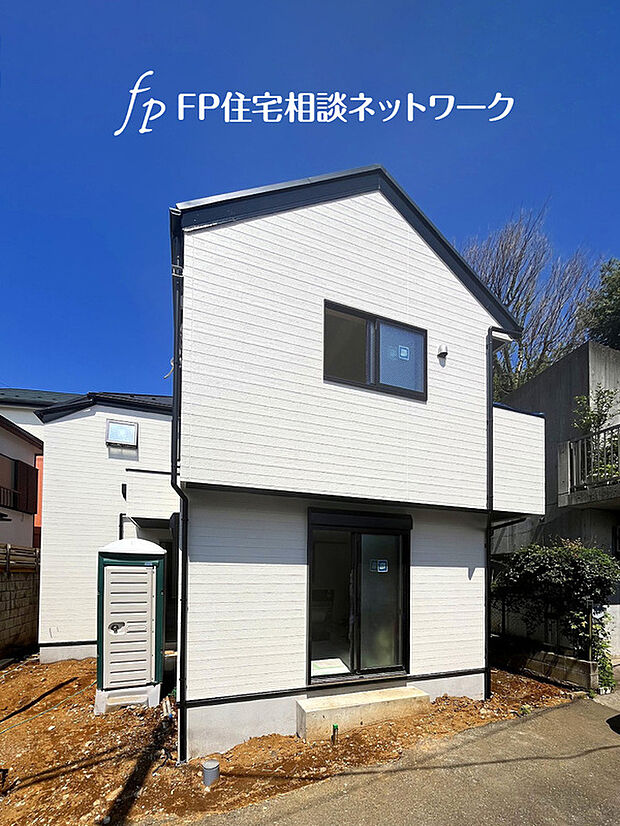 【良好な住環境が保たれたエリア】第一種低層住居専用地域の良好な住環境が保たれたエリア。低層の一戸建てを中心とした街並みが統一感を生み出す。周辺には緑も多く残っているので住宅地として申し分ない。