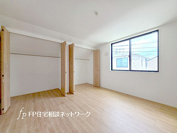 【全居室収納付　すっきり片付く】全居室に大型の収納クローゼットを完備。普段使いのお洋服や小物はもちろん、季節物のお洋服などもしっかりと整理整頓出来ます。居室空間を隅々まで使えるのが嬉しいですね。