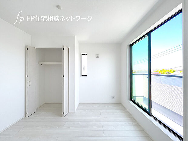 【全室収納付　すっきり片付く】居室空間をすっきり保てる、ウォークインクローゼット付です。十分な広さがあり使い慣れた収納家具をこの空間に設置することもできます。鞄や帽子から小物、かさばるスーツケースなど幅広く収納できます。