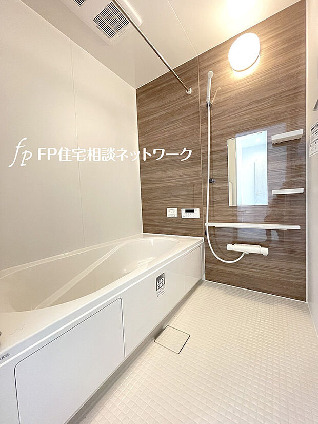 【浴室換気乾燥暖房機】カラッとしない日が続き、外干しで乾きにくい時季などに重宝する、浴室換気乾燥機付です。花粉シーズンや、早く乾かしたい時など、様々な場面で家事の効率もUPします。