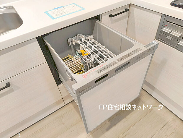 【食器洗浄乾燥機】手間をかけずに食後の後片付けができる食器洗浄乾燥機。食器の出し入れがスムーズなスライドタイプ。高温で洗うのでしつこい油よごれもすっきり落ち、除菌もできます。また手洗よりも節水でき、節約にもなります。