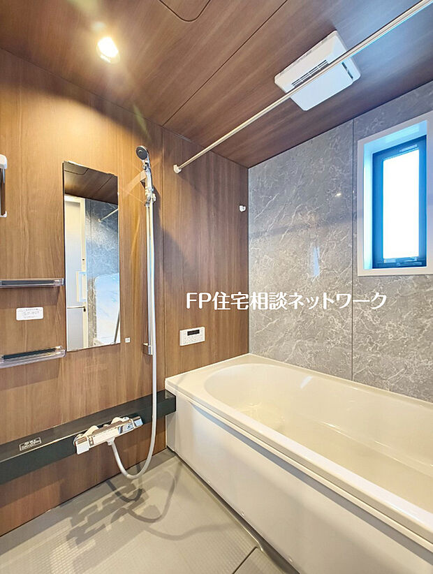 【追い炊き機能付きフルオートバス】ワンタッチでお湯張りや保温が可能なフルオートバス。いつでも快適に入浴が出来ます。仕事や塾などご家族の入浴時間が異なる家でも、保温機能でいつでも快適に入浴が可能です。