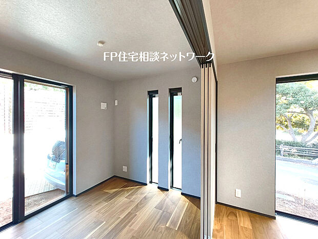 【リビングに隣接する洋室】E号棟~リビングに隣接する4帖の洋室。引き戸を開放すれば21帖の大空間に。来客時や家族構成、シーンによって使い分けでき便利です。