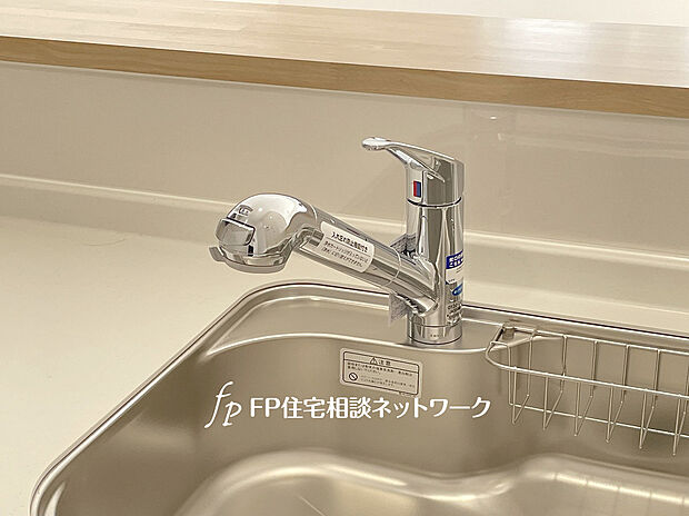 【浄水器】キッチンには浄水器を標準装備。最近は水を飲むという場面以外にも料理で使用したり、野菜を洗う場合もキレイな水で洗いたいという人が増えてきています。