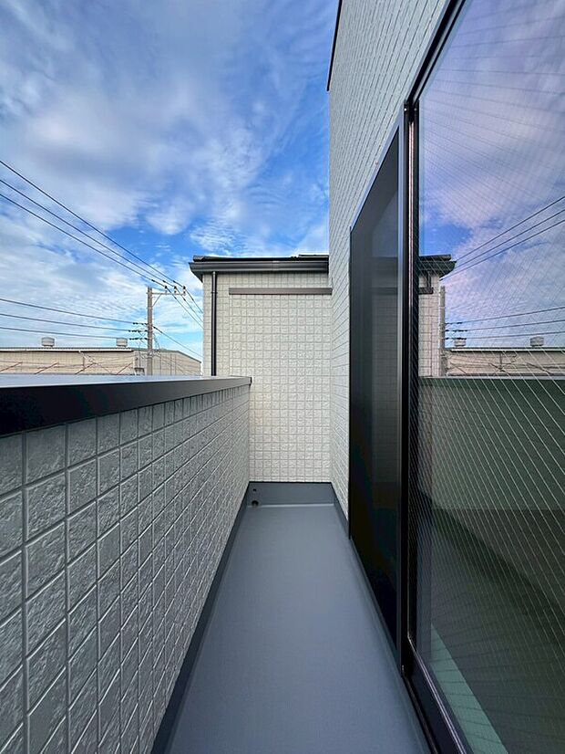 【リビングは南面バルコニー付き】南からの明るい光が差しこむ陽だまりの空間。太陽の光と爽やかな風を受けたお洗濯物はあっという間に乾き、取りこむ時には太陽の匂いを感じられそうですね。