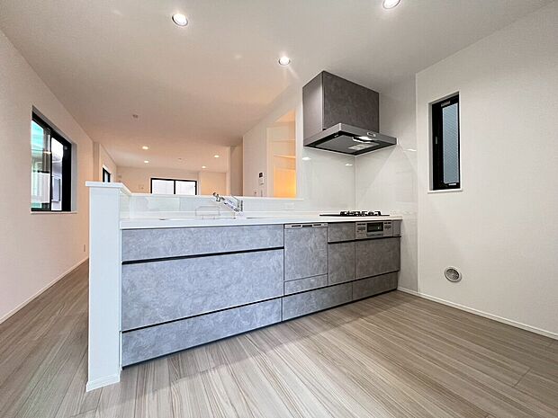 【パントリー付キッチン　たっぷり収納】キッチンはストック食材や調理家電の収納に便利なパントリー収納付です。これだけのスペースがあれば、お水や非常食などの備蓄庫としても活躍しそうです。※6号棟のみパントリーなし、リビング収納あり