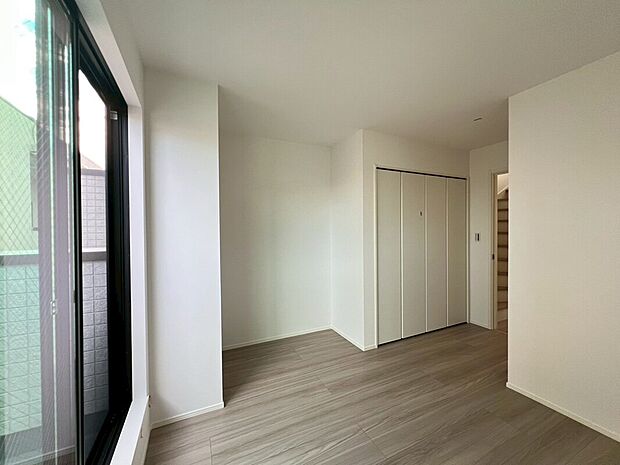 【全室収納付き　すっきり片付く】全居室に収納クローゼットを完備。普段使いのお洋服や小物はもちろん、季節物のお洋服などもしっかりと整理整頓出来ます。居室空間を隅々まで使えるのが嬉しいですね。※4号棟5帖のみ収納なし、廊下収納あり