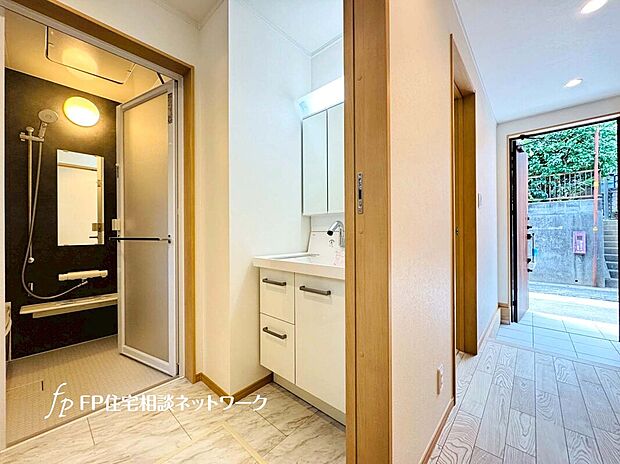 【洗面室は1階に】ゆとりの洗面スペースで朝の身支度も快適。三面鏡で髪のセットやお化粧もしやすく、朝から気分良く通勤通学に向かえそう。帰宅後すぐに手洗いができるので、洗面室は1階にあると便利ですね。