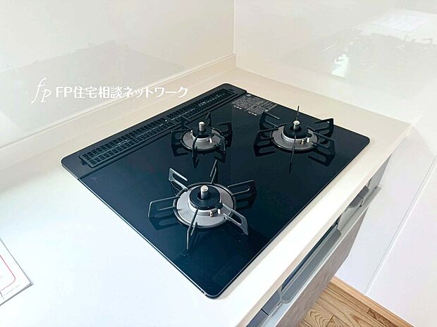 【三口ガスコンロ】火力が目に見えるため使いやすいという方が多いガスコンロ。同時進行で調理できる3口コンロなので時間短縮できて、おかずがもう一品増やせそうです。