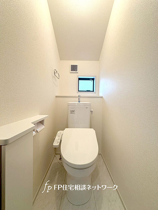 【温水洗浄暖房便座機能付きトイレ】洗浄機能付き便座を標準装備。便座保温機能もあるので寒い季節も安心です。従来型に比べ節水効果があり、お手入れもしやすいので、家計も家事の負担も軽減してくれます。