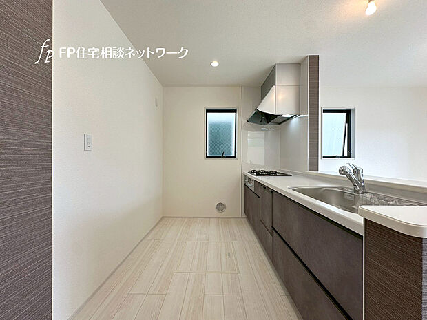 【会話が弾む対面キッチン】窓があって自然の光が入る明るいキッチン。新しいキッチンは心地よく、食事の支度も楽しく出来そうですね。