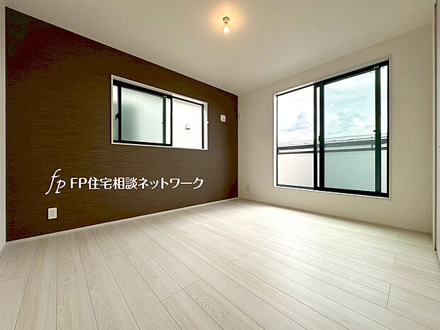 【バルコニーに面した明るい洋室】2面採光でお部屋の隅々まで明るい印象の居室。おひさまの光を、爽やかな風をたっぷりと取り込めます。居室内はいつも明るいので、毎日の生活も自然と明るくなりますね。