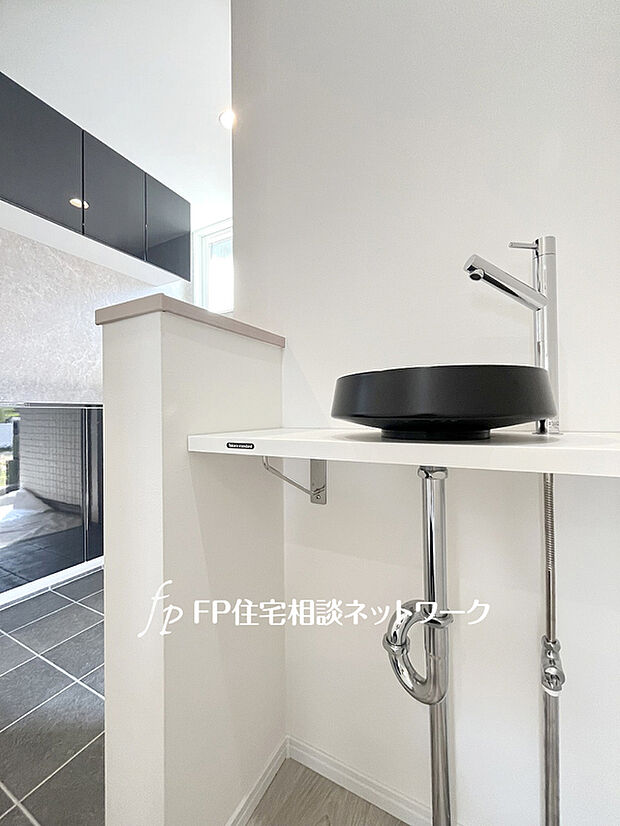 【玄関ホールにセカンド洗面台を配置】1階ホールにセカンド洗面台を設けました。帰宅後すぐに手洗いが出来るので、風邪予防にも繋がり衛生的です。