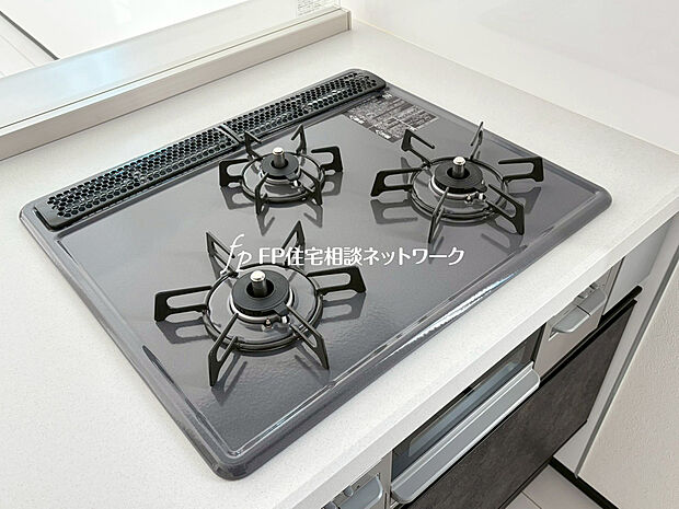 【3口ガスコンロ】お掃除のしやすいガラストップの三ツ口コンロを採用。油汚れなど「サッ」と一拭き！毎日のお手入れがとっても楽になります♪機能はハイスペックでデザインはスタイリッシュです！