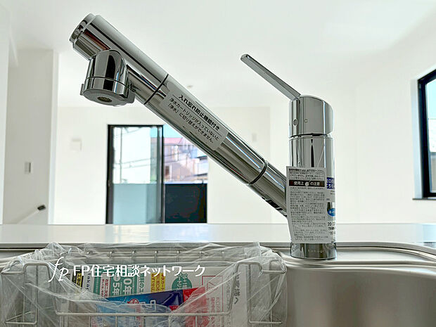 【浄水器】ビルトイン型浄水器を内蔵したキッチン水栓。お米を研いだり、野菜を洗ったりするときなど用途に応じてワンタッチで浄水に切り替えが可能です。カートリッジ式なので、フィルターを簡単に交換する事が出来ます。