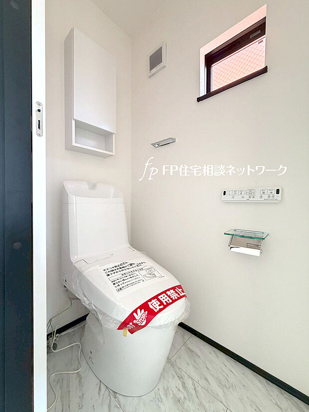 【ウォシュレット】ウォシュレット、暖房便座機能付のトイレです。従来型に比べ節水効果があり、お手入れもしやすいので、家計も家事の負担も軽減してくれます。
