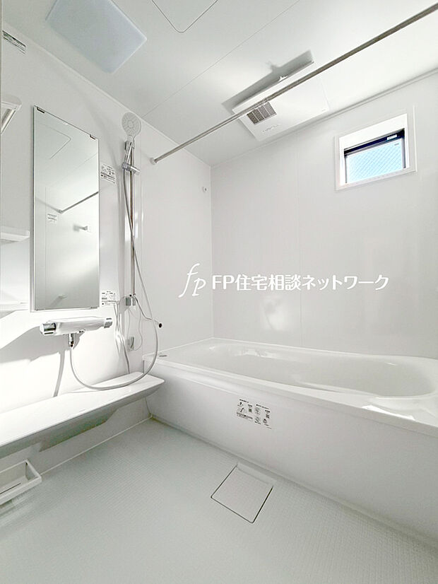 【フルオートバス】ワンタッチでお湯張りや保温が可能なフルオートバス。いつでも快適に入浴が出来ます。仕事や塾などパパやお子様の入浴時間が異なる家でも、保温機能でいつでも快適に入浴が可能です。