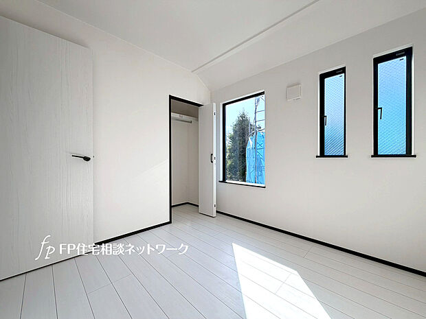 【自然光が注ぐ、明るい洋室】（1号棟）3階にある子供部屋。窓が多くあるので、明るいお部屋でお勉強もはかどります。