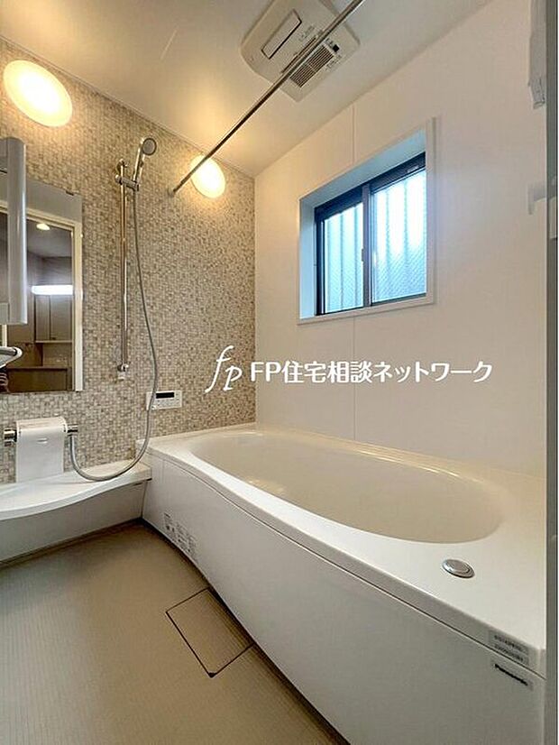 【浴室換気乾燥機】カラッとしない日が続き、外干しで乾きにくい時季などに重宝する、浴室換気乾燥機付です。花粉シーズンや、早く乾かしたい時など、様々な場面で家事の効率もUPします。