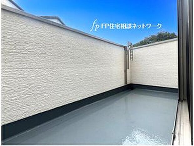 【景色が広がるバルコニー　癒しの空間】高台に位置し周囲に高い建物のないエリアだから、バルコニーに出れば景色を広く見渡せて解放的です。空を広く感じながら思わず深呼吸したくなります。