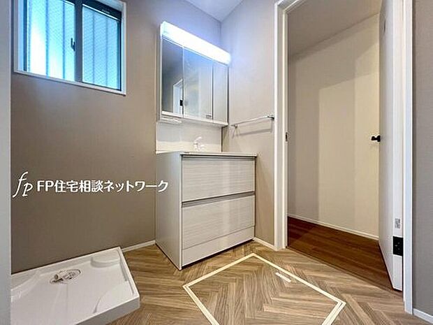 【窓付きで明るい洗面室】窓付で光が入り明るい洗面室。収納力と機能性に優れた洗面台で、朝の忙しい時間でも身支度準備が気持ちよく出来そうですね。