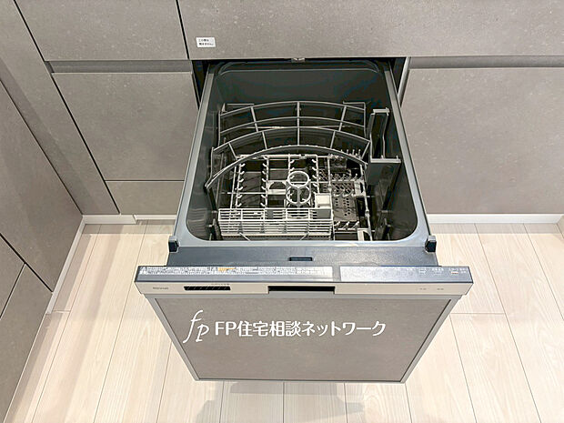 【食器洗浄乾燥機】手間をかけずに食後の後片付けができる食器洗浄乾燥機。食器の出し入れがスムーズなスライドタイプ。高温で洗うのでしつこい油よごれもすっきり落ち、除菌もできます。また手洗よりも節水でき、節約にもなります。