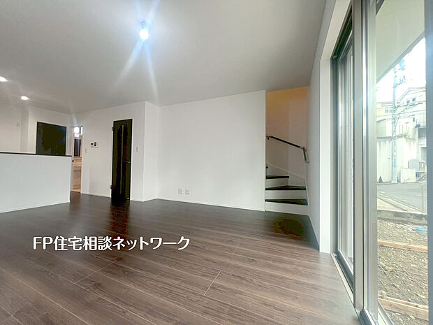 【ペアガラス】2枚のガラスの間に空気層が設けられたガラスです。断熱効果が高く、冷暖房の使用量を減らすことができます。結露が発生しにくいためサッシ周りのカビの予防にもなります。