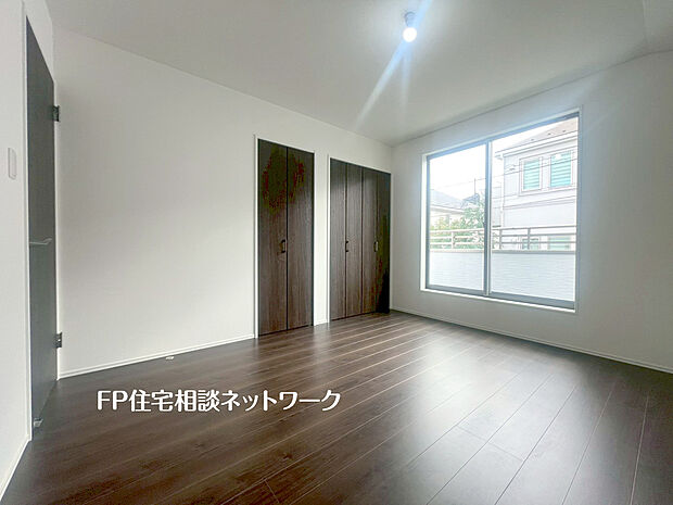 【バルコニーに面した明るい主寝室】2面採光でお部屋の隅々まで明るい印象の居室。おひさまの光を、爽やかな風をたっぷりと取り込めます。居室内はいつも明るいので、毎日の生活も自然と明るくなりますね。