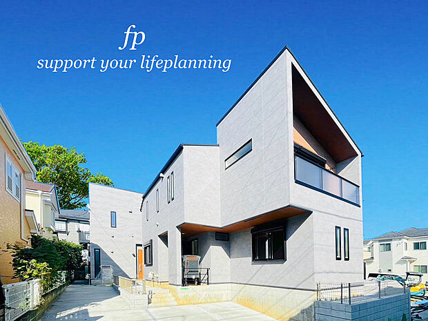 【【類似外観同仕様】】施工例のため分譲中の建物とは外壁、屋根開口部等の形状・仕様が異なります。