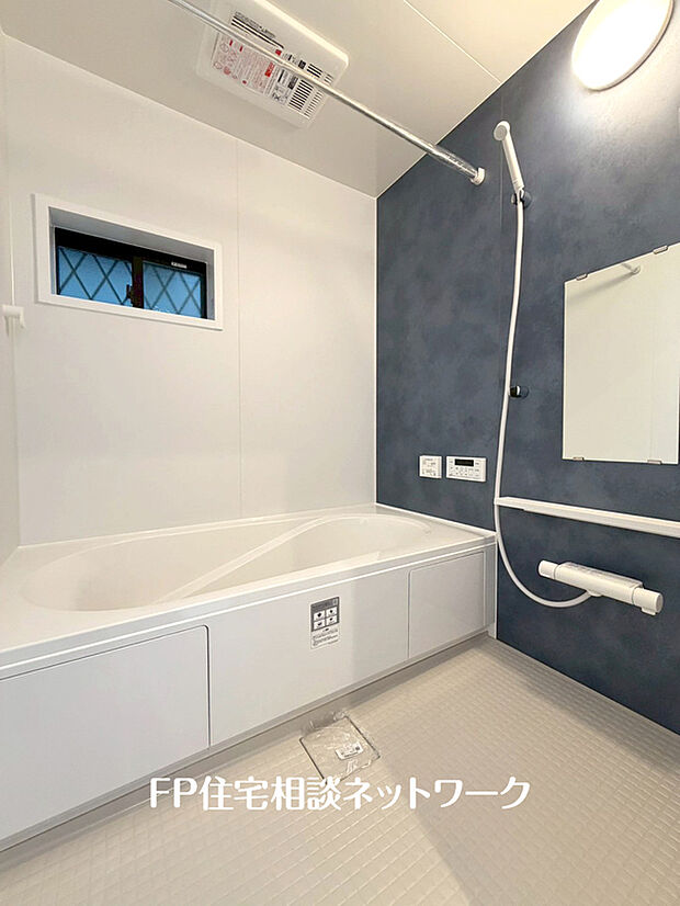 【浴室換気暖房乾燥機】カラッとしない日が続き、外干しで乾きにくい時季などに重宝する、浴室換気乾燥機付です。花粉シーズンや、早く乾かしたい時など、様々な場面で家事の効率もUPします。