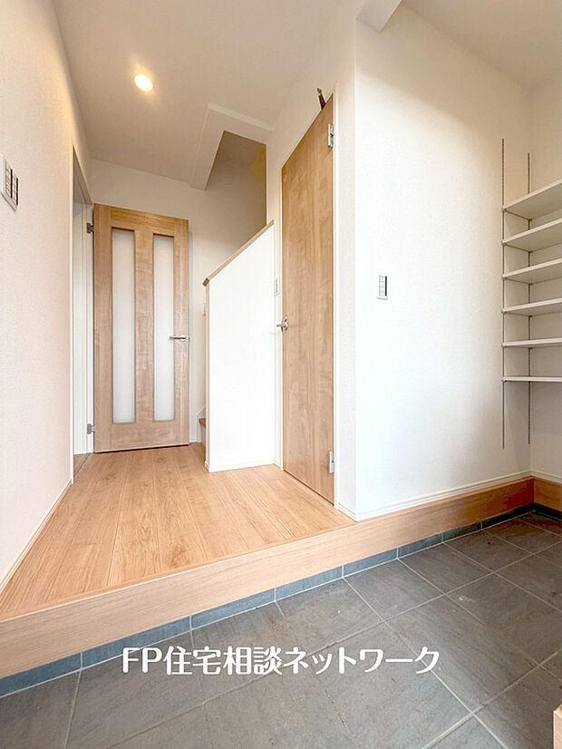 【シューズインクロークのある玄関】(1,3,4号棟のみ）大容量のシューズインクロークが嬉しい住まい。ご家族全員の靴はもちろん、お子様のおもちゃやベビーカー、ゴルフバック、洗車用品などスッキリまとめて収納できます。