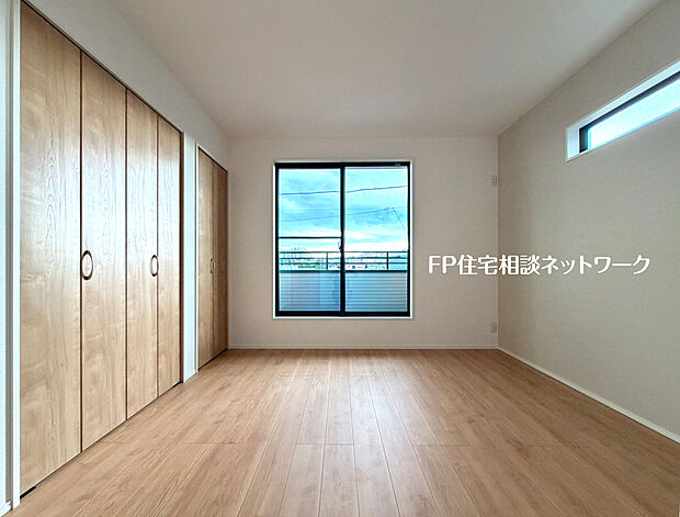 【全室2面採光　明るい室内】2面採光でお部屋の隅々まで明るい印象の居室。バルコニーにも出られて、おひさまの光と爽やかな風をたっぷりと取り込めます。毎日の生活も自然と明るくなりそうです。