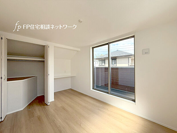 【光を沢山取り込める大きな窓】日差しを長時間受ける事が出来る暖かいお部屋です。もちろんペアガラスなので、遮音性にも優れ、結露も発生しにくい構造。サッシ周りのカビが発生しにくくなります。
