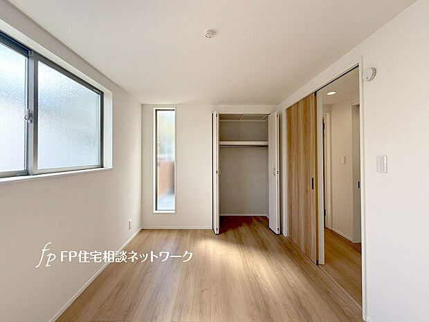 【全室収納クローゼット付き】全居室には大型の収納クローゼットを完備。普段使いのお洋服や小物はもちろん、季節物のお洋服などもしっかりと整理整頓出来る。居室空間を隅々まで使えるのが嬉しい。
