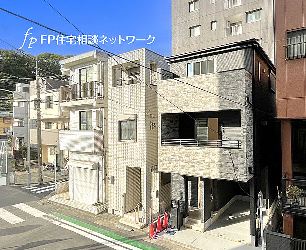 【環状１号線すぐそば　車移動らくらく】主要な道路が近くにあり、車でのお出かけが多い方にお勧め。思い立ったらすぐに出発できるので行動範囲が広がります。幹線道路沿いには飲食店や大型商業施設が多いのも魅力のひとつです。