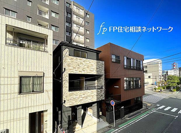 【雨風からお車を守るビルトインガレージ】カーポート替わりに雨風から大切なお車を守り、お荷物の出し入れもゆっくり濡れずに行えます。自転車置きや物置スペースとしても重宝しますね。車1台駐車可能。