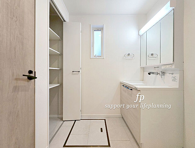 【洗面室・洗面台】鏡の裏に収納棚を確保した三面鏡を採用。化粧品や歯ブラシなどを機能的に収納。また、三面鏡の本当の利点は三枚の鏡を合わせることで、頭の側面や背面が見れること。
