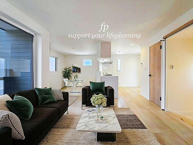 【リビング～CGによる家具配置イメージ】本画像はAIがCGで家具作成しており、実際の現地に家具は設置されておりません。また、販売価格に家具等は含まれておりません。