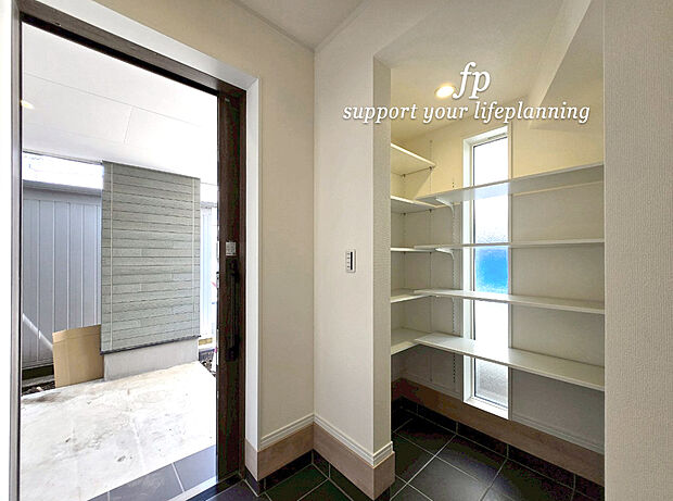 【すっきり片付く玄関収納】大容量のウォークインシューズクローゼットが嬉しい住まい。ご家族全員の靴はもちろん、お子様のおもちゃやベビーカー、ゴルフバック、洗車用品などスッキリまとめて収納できます。
