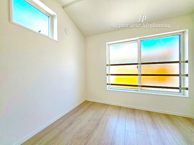 【2面採光の明るい洋室】2面採光でお部屋の隅々まで明るい印象の居室。おひさまの光を、爽やかな風をたっぷりと取り込めます。居室内はいつも明るいので、毎日の生活も自然と明るくなりますね。
