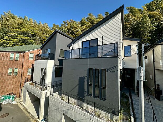 【一段高い場所にあり眺望良好】高台に位置し眺望、通風良好。窓を開ければ広がる風景。空を広く感じられます。大雨による冠水の心配もありません。