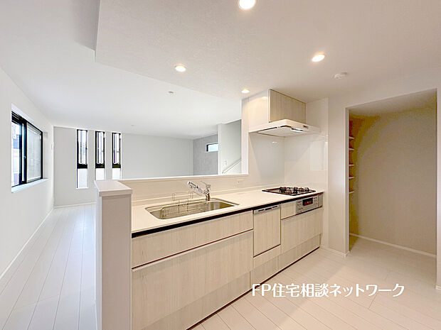 【パントリー付キッチン】（2号棟）リビングを見渡せる対面式キッチンは、ご家族との会話もできて毎日のお料理が楽しくなります。リビングで遊ぶお子様にも目が届くので安心して家事が出来ますね。たっぷり収納できるパントリー付。