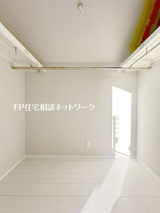 【ウォークインクローゼット】居室空間をすっきり保てる、ウォークインクローゼット付です。十分な広さがあり使い慣れた収納家具をこの空間に設置することもできます。鞄や帽子から小物、かさばるスーツケースなど幅広く収納できます。